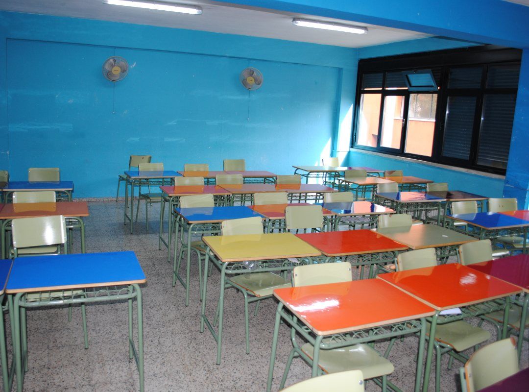 mesas de colegio restauradas de colores